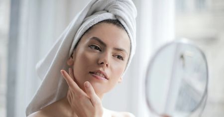 Oczyszcza i rewitalizuje skórę w jednym geście