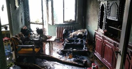 Pożar mieszkania w Poniatowej. W środku ciało mężczyzny (ZDJĘCIA)