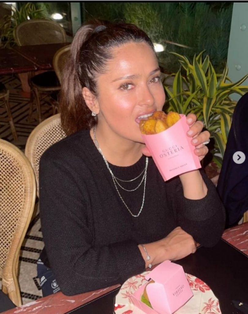 Salma Hayek pozuje w kostiumie kąpielowym i przesyła noworoczne życzenia