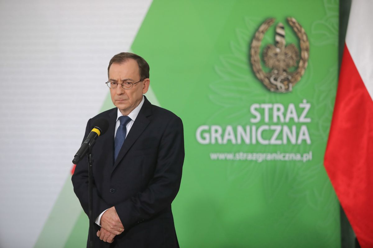 Minister spraw wewnętrznych i administracji Mariusz Kamiński podczas konferencji prasowej, po odprawie z dowództwem Straży Granicznej 