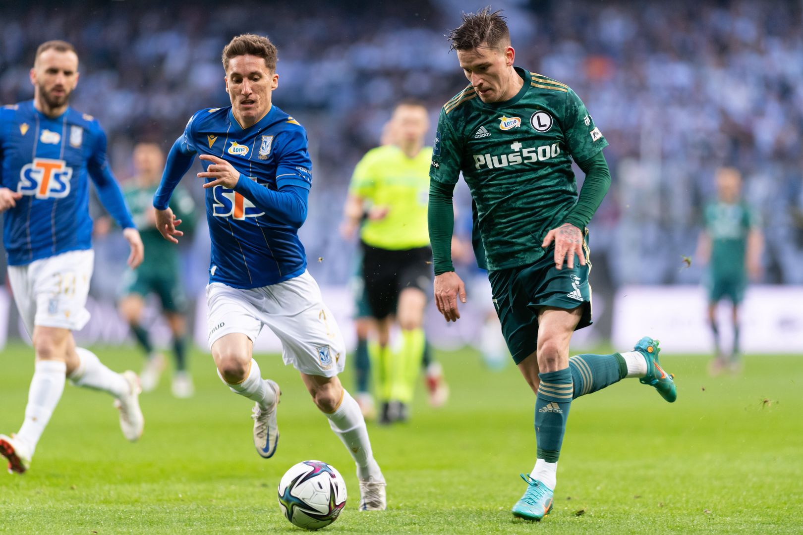 Poznań, 09.04.2022. Zawodnik Lecha Poznań Joel Pereira (L) i Benjamin Verbic (P) z Legii Warszawa podczas meczu 28. kolejki piłkarskiej Ekstraklasy w Poznaniu, 9 bm. (js) PAP/Jakub Kaczmarczyk
