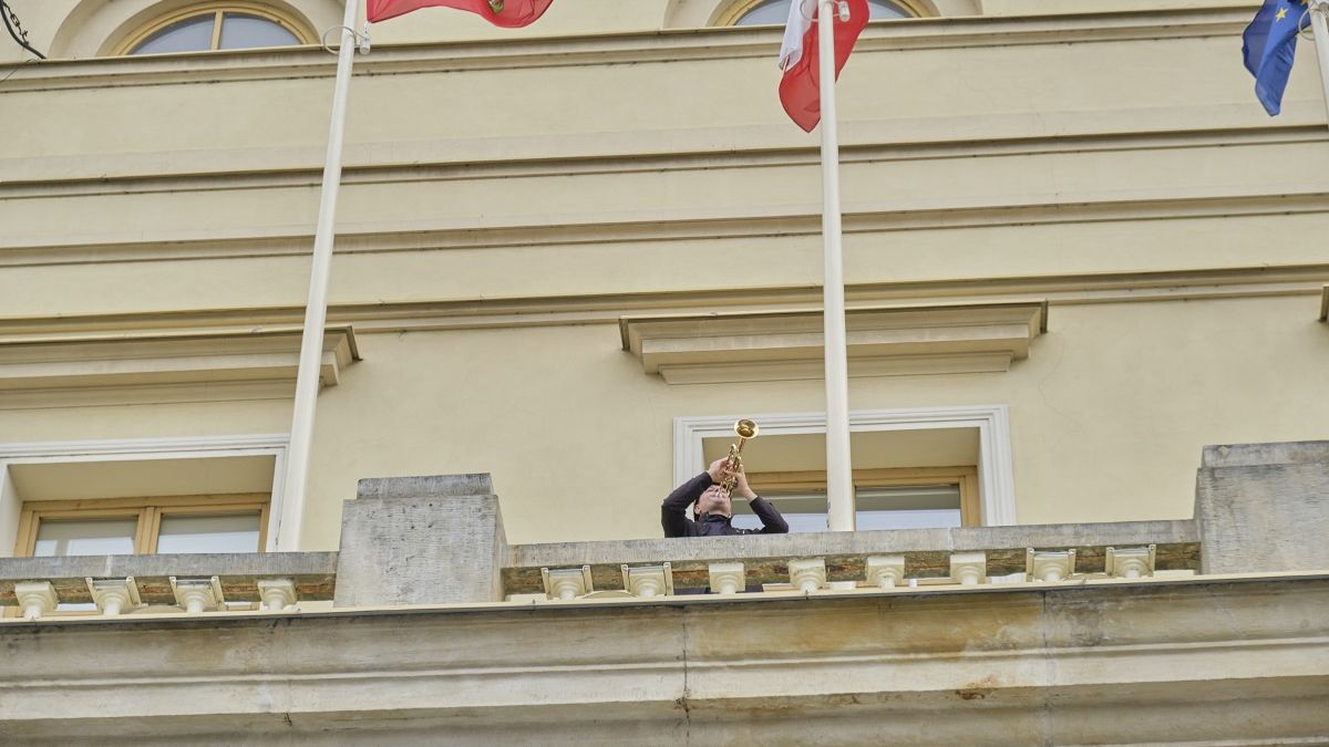 Miejski hejnalista na balkonie Ratusza
