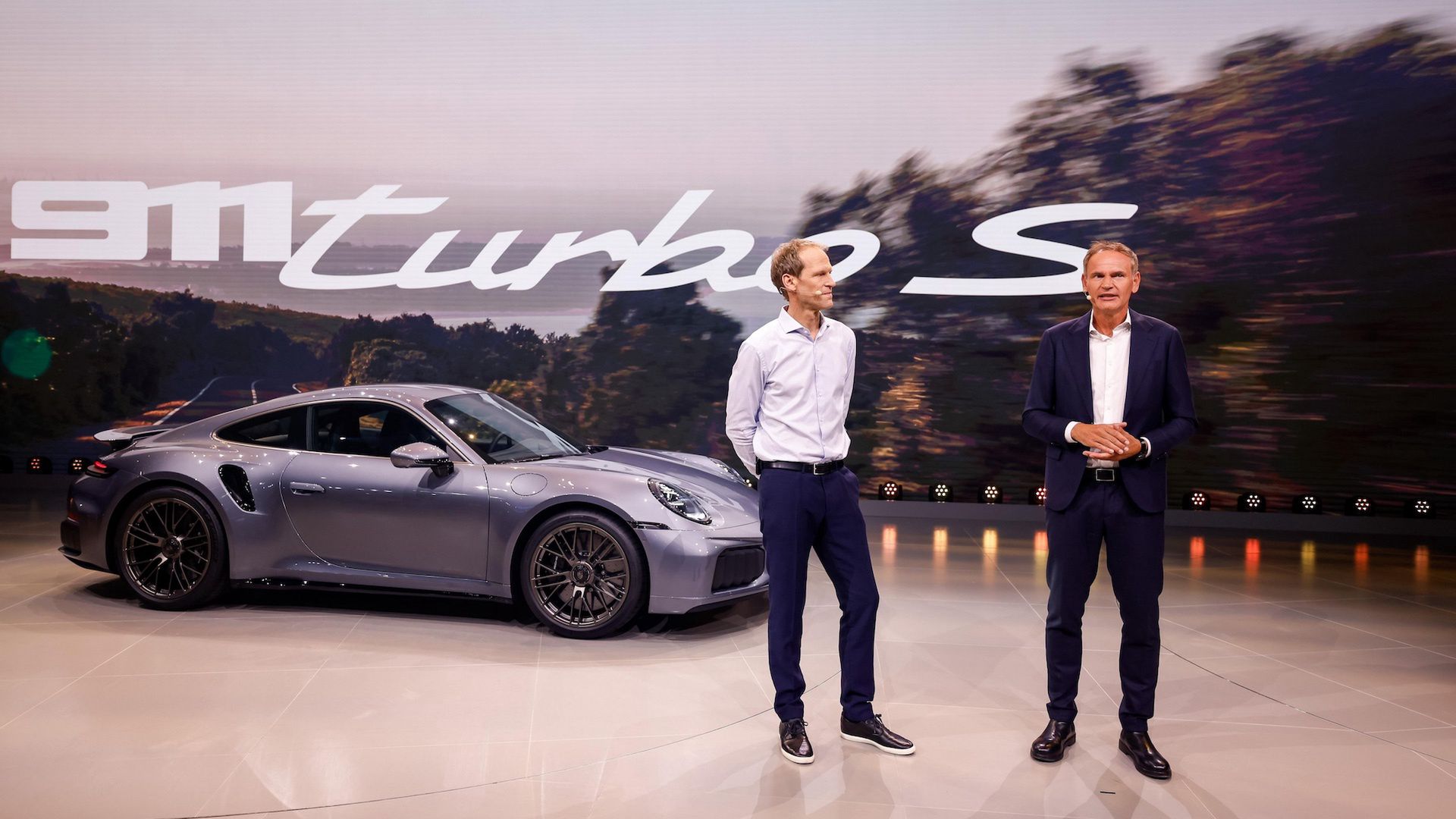 Jörg Bergmeister i szef Porsche Oliver Blume podczas premiery