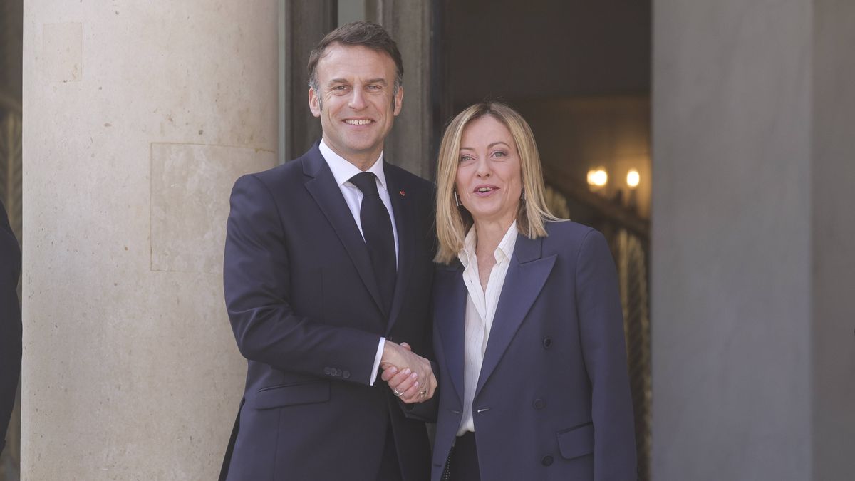 French President Macron hosts summit on security for Ukraine
epa11991348 French President Emmanuel Macron (L) greets Prime Minister of Italy Giorgia Meloni (R) upon her arrival for the 'Coalition of the Willing' summit on peace and security for Ukraine, with European and international leaders, at the Elysee Palace in Paris, France, 27 March 2025.  EPA/Teresa Suarez 
Dostawca: PAP/EPA.
Teresa Suarez
presidents, ukraine, suits, summit