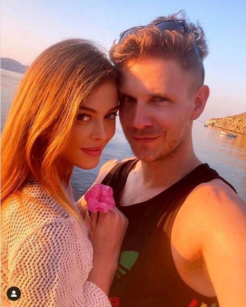 Anna Lewandowska pozuje w weselnej kreacji. Dostała zaproszenie od Królikowskiego i Opozdy?