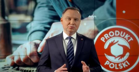 Wybory 2020. Andrzej Duda w spocie wystąpił na tle nielegalnego logo
