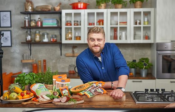Kucharz Tomasz Jakubiak twarzą marki Tarczyński Naturalnie