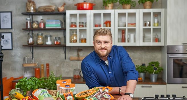 Kucharz Tomasz Jakubiak twarzą marki Tarczyński Naturalnie