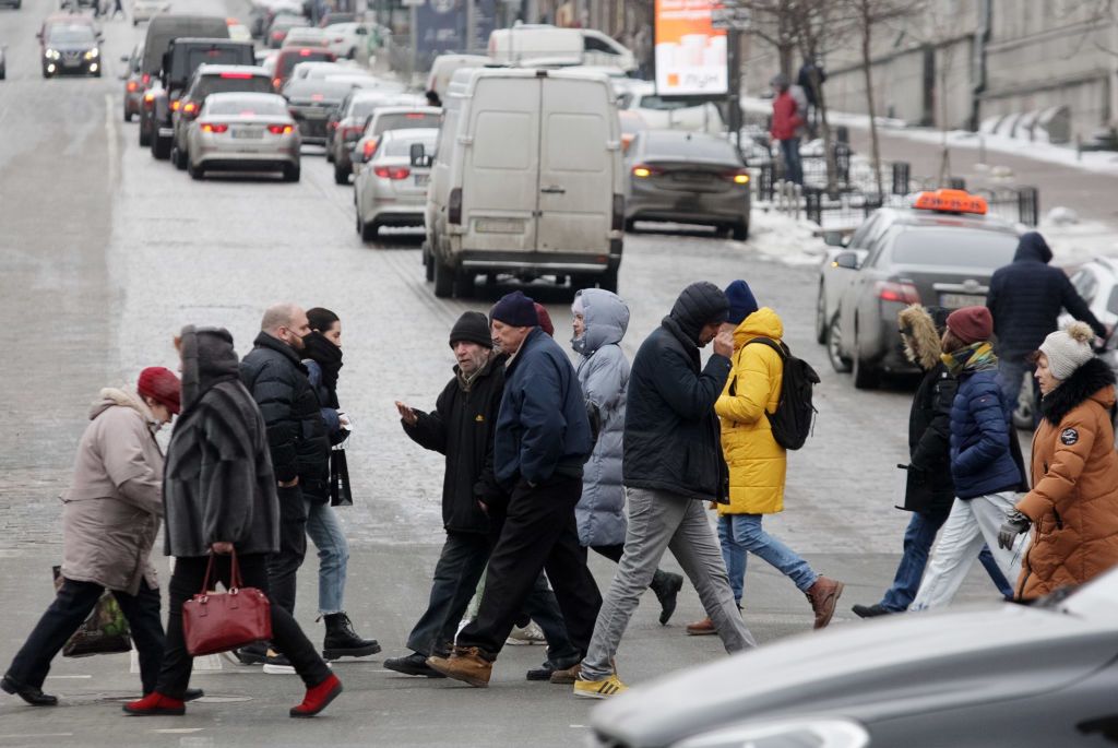 Ukraińcy wychodzą z domów. Wielkie kolejki do bankomatów i nie tylko