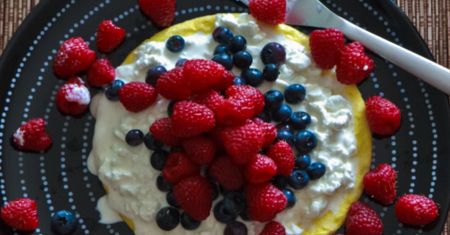 Przepis na omlet z twarogiem. Pyszna propozycja na słodkie śniadanie