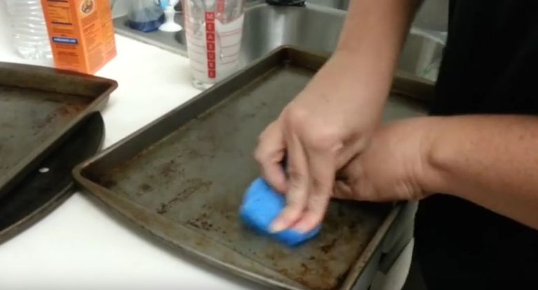 Jeśli Twoja blacha do pieczenia jest brudna, możesz doprowadzić ją do porządku za pomocą mieszanki sody oczyszczonej i wody utlenionej. 1/4 sody wymieszaj z wodą utlenioną tak, aby powstała pasta. Nanieś na plamę i pozostaw na około godzinę. Zmyj wszystko ciepłą wodą.