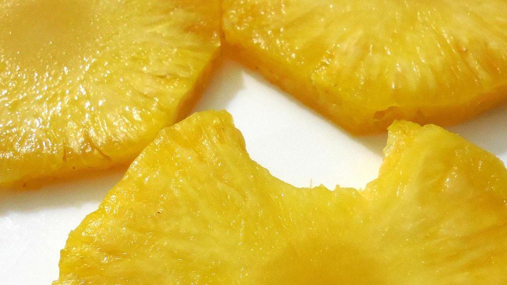 Surowy ananas (odmiana bardzo słodka)