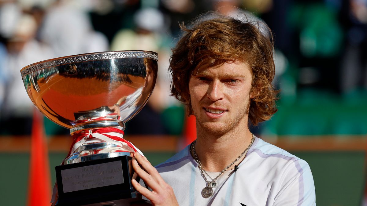 PAP/EPA / Sebastien Nogier / Na zdjęciu: Andriej Rublow, mistrz Rolex Monte-Carlo Masters 2023