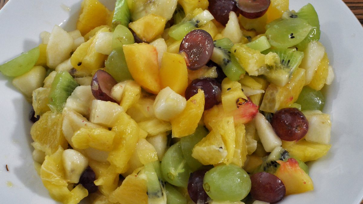 Mieszanka owoców (brzoskwinie, gruszki, winogrona) w puszce w lekkim syropie