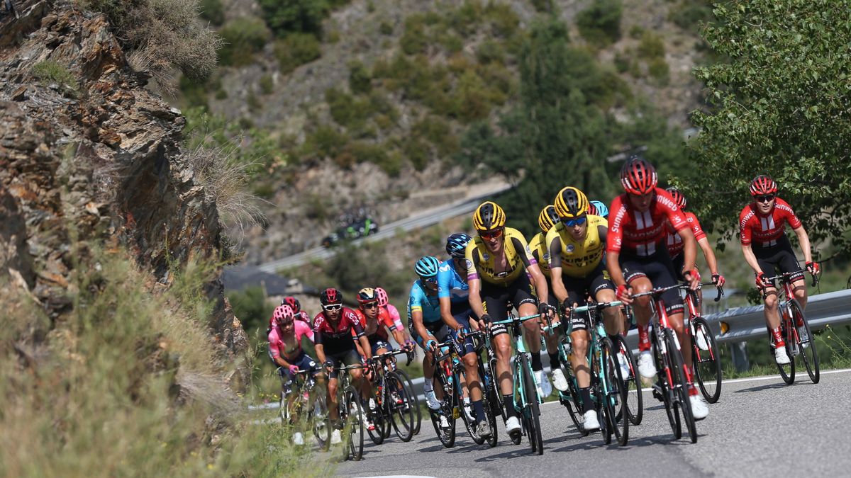 Zdjęcie okładkowe artykułu: PAP/EPA / JAVIER LIZON / Na zdjęciu: kolarze podczas 9. etapu Vuelta a Espana