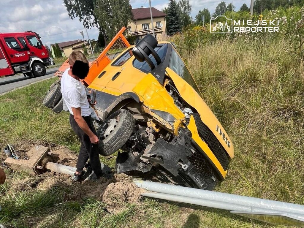 Stara Wieś: Ciężarówka w rowie po zderzeniu z autem osobowym