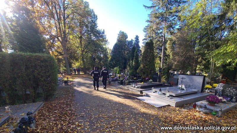 Wszystkich Świętych. Cmentarze otwarte. Policja apeluje o zdrowy rozsądek