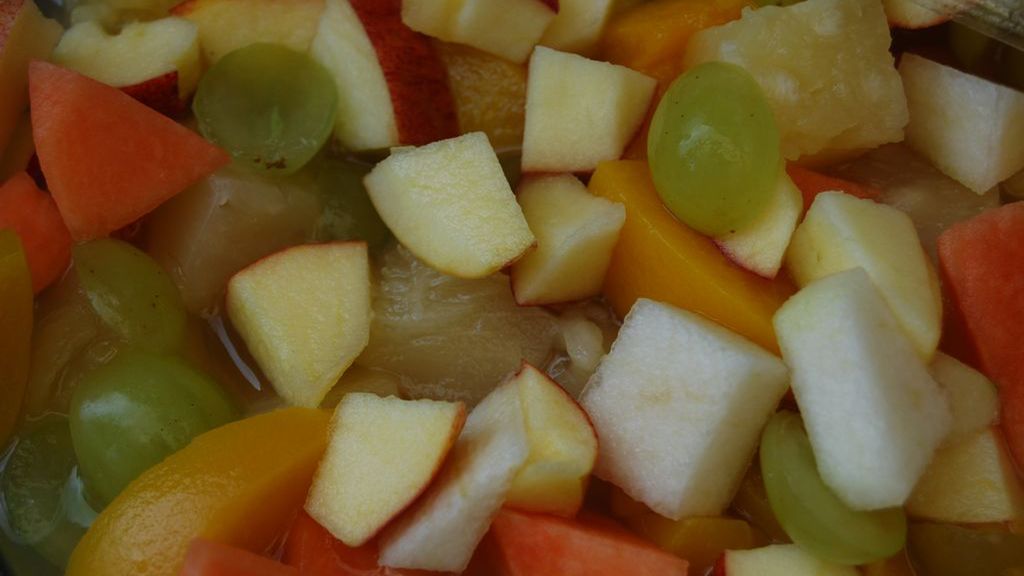 Mieszanka owoców (brzoskwinie, gruszki, winogrona) w puszce w lekkim syropie (owoce i płyn)