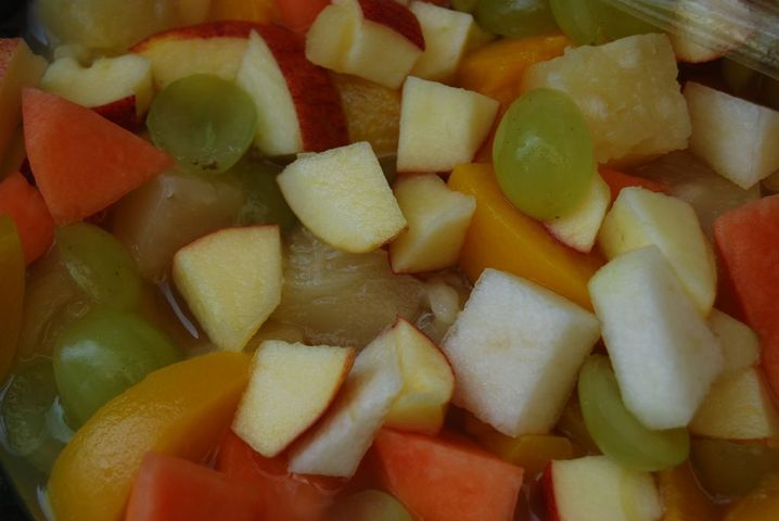 Mieszanka owoców (brzoskwinie, gruszki, winogrona) w puszce w lekkim syropie (owoce i płyn)