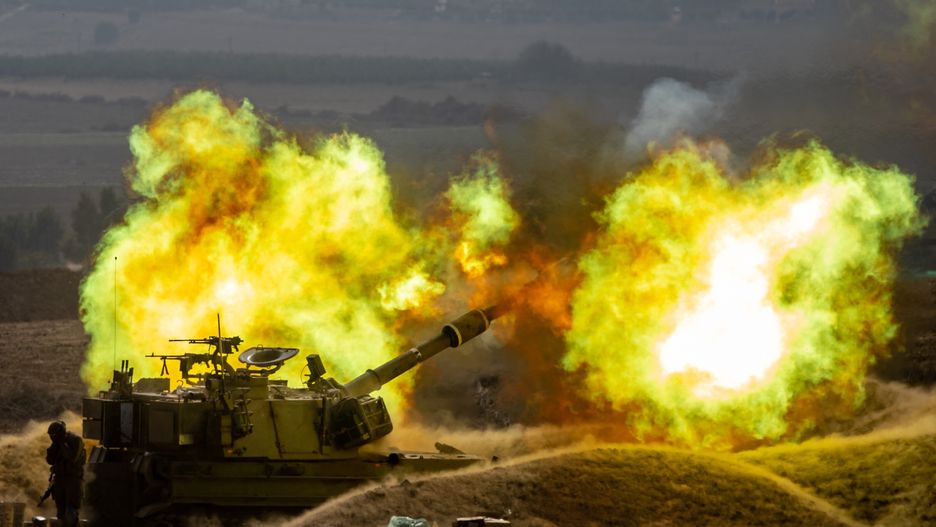 An Israeli artillery unit shelling at an area along the border with Gaza, southern Israel, 11 October 2023. More than 1,200 Israelis have been killed and over 2,800 others injured, according to the Israel Defense Forces (IDF), after the Islamist movement Hamas launched an attack against Israel from the Gaza Strip on 07 October. More than 3,000 people, including 1,500 militants from Hamas, have been killed and thousands injured in both Gaza and Israel since the conflict erupted, according to Israeli military sources and Palestinian officials. EPA/MARTIN DIVISEK Dostawca: PAP/EPA.