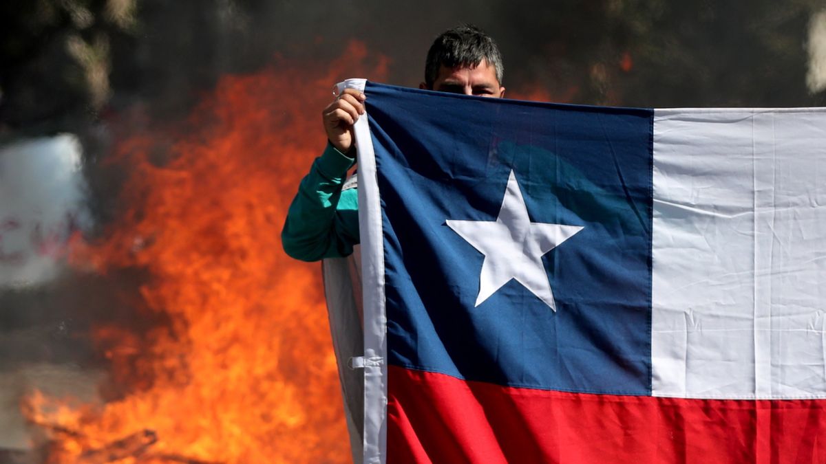 Zdjęcie okładkowe artykułu: PAP/EPA /  / Na zdjęciu: protesty w Chile