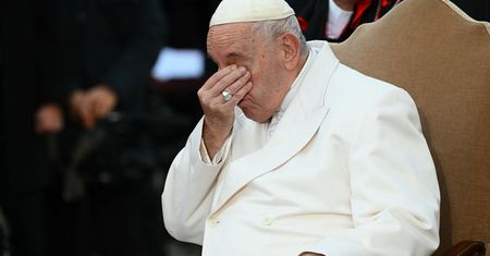 Z oczu papieża popłynęły łzy. Wszystko nagrały kamery