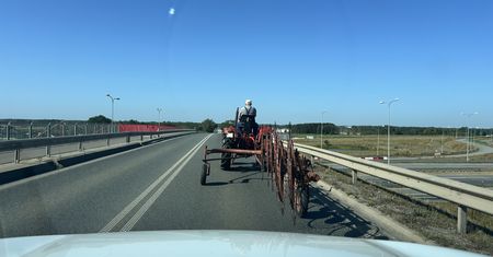 Wleczesz się za traktorem? Podwójna ciągła to nie zakaz wyprzedzania
