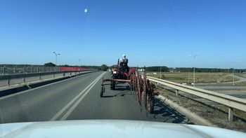 Czy można wyprzedzać traktor na podwójnej ciągłej? Teoretycznie tak, w praktyce jest to niemożliwe