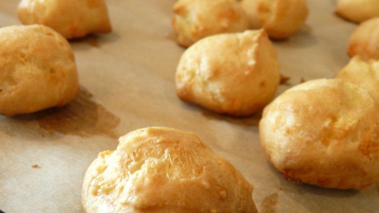 Opiekane chrupki kukurydziane o smaku serowym i o niskiej zawartości tłuszczu