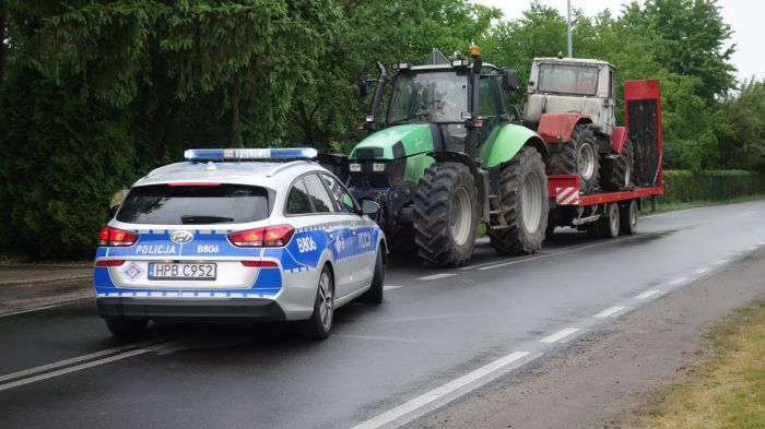 Lubań. Ukradli ciągnik rolniczy. Wywozili go na lawecie