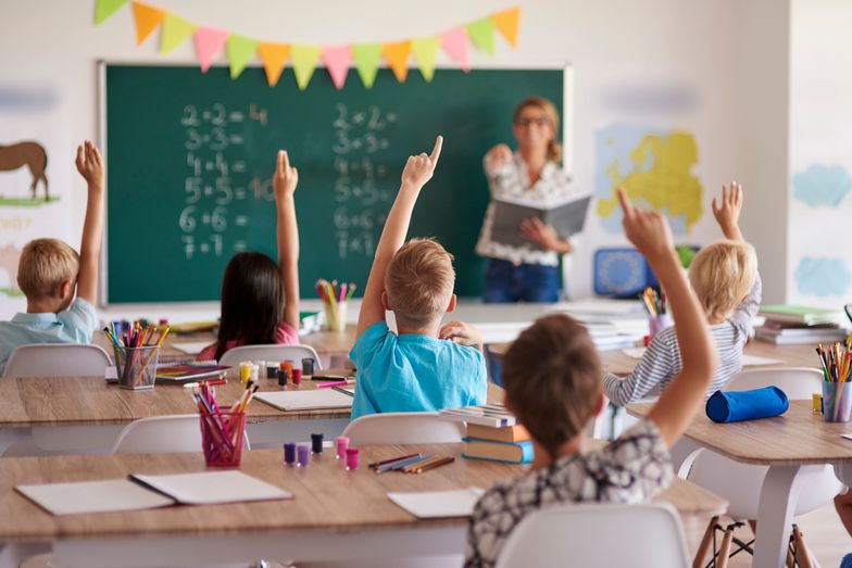 Nauczyciele na wcześniejszych emeryturach. ZUS pokazał, ile dostają