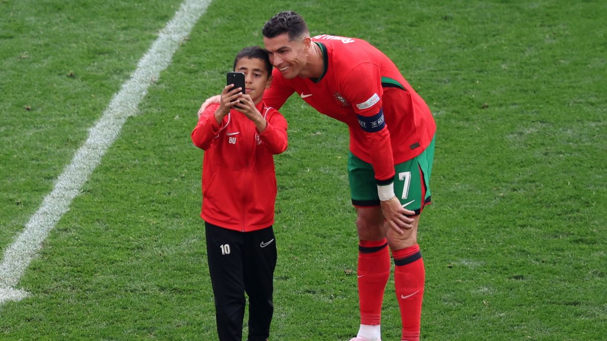 Zdjęcie okładkowe artykułu: PAP/EPA / CHRISTOPHER NEUNDORF / Na zdjęciu: Cristiano Ronaldo z kibicem