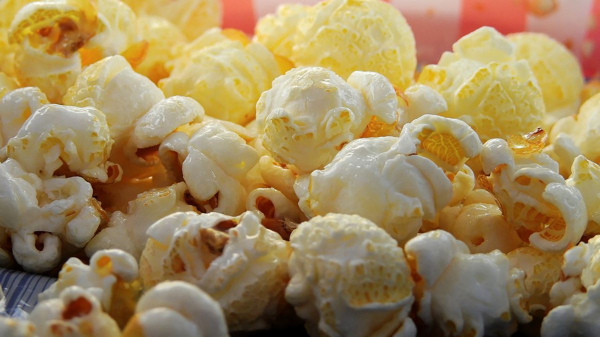 Popcorn z dodatkiem syropu cukrowego/karmelu, bez zawartości tłuszczu