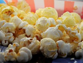 Popcorn z dodatkiem syropu cukrowego/karmelu, bez zawartości tłuszczu