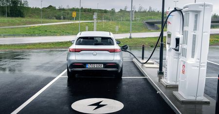 Bezpłatne taksówki na czas ładowania elektrycznego Mercedesa EQC. Promocja do końca roku
