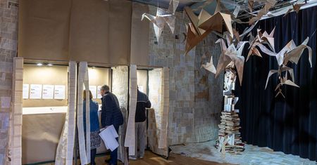 Takiego lokalu wyborczego jeszcze nie widziałeś. "Przychodzą nawet ci, którzy tu nie głosują"