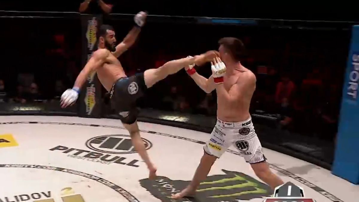 Twitter / KSW / Na zdjęciu: Mamed Chalidow nokautuje Scotta Askhama na gali KSW 55