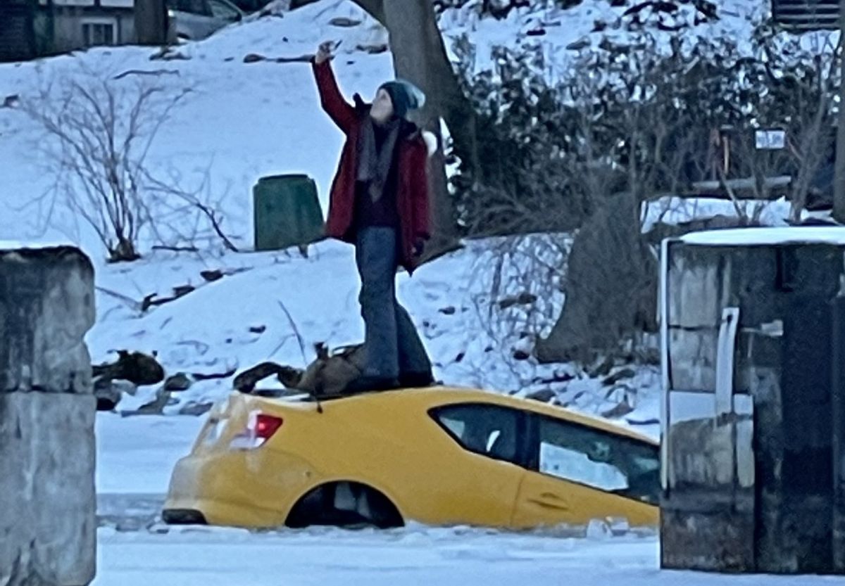 Kobieta robiła selfie, stojąc na tonącym samochodzie 