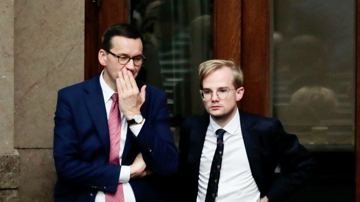 17. posiedzenie Sejmu IX kadencji
Fot. Piotr Molecki/East News, Warszawa, 17.09.2020. 17. posiedzenie Sejmu IX kadencji. Wieczorne glosowania. Poslowie przeglosowali projekt zmian w ustawie o ochronie zwierzat autorstwa PiS, ktory zaklada m.in. zakaz hodowli zwierzat na futra.
N/z: premier Mateusz Morawiecki, Glowny Rzecznik Dyscypliny Finansow Publicznych Piotr Patkowski
Piotr Molecki