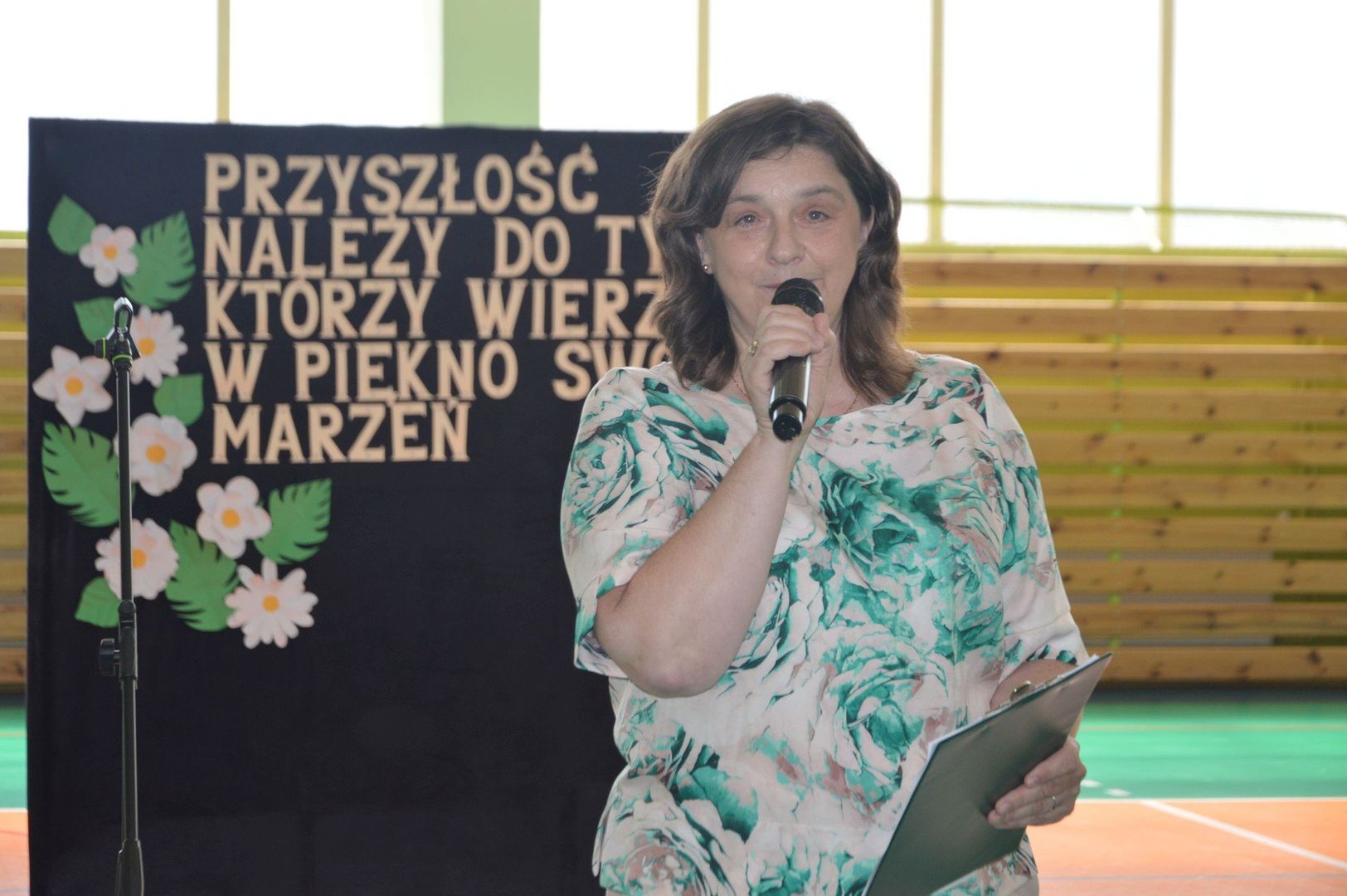 Najzdolniejsi uczniowie szkoły w Rudzie Malenieckiej nagrodzeni. Gości powitał dyrektor szkoły Dorotaa Zygmunt