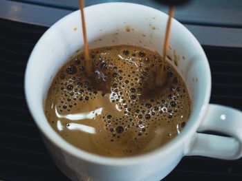 Wlej do kawy zamiast mleka. Nie ma zdrowszego dodatku