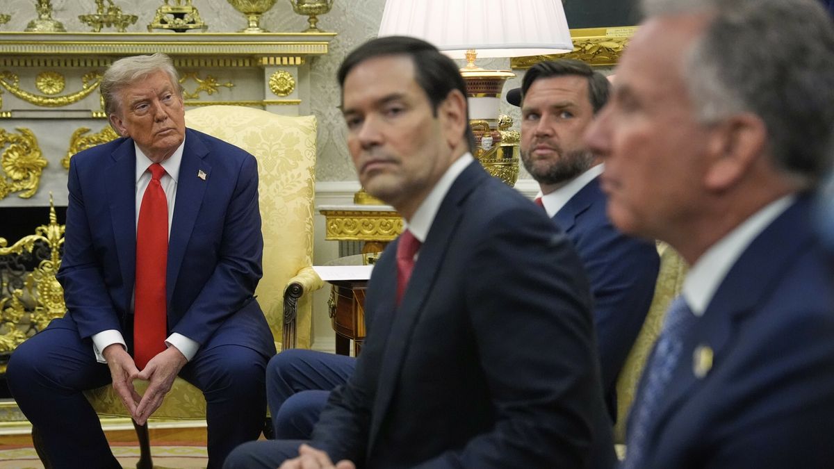 Temporary
President Donald Trump listens to a question from a reporter as he meets with Ukraine's President Volodymyr Zelenskyy in the Oval Office at the White House, Monday, Aug. 18, 2025, in Washington, from right Steve Witkoff, special envoy to the Middle East,, Secretary of State Marco Rubio and Vice President JD Vance listen. (AP Photo/Julia Demaree Nikhinson)
Julia Demaree Nikhinson