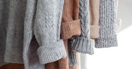 Dzięki temu sweter przestanie się elektryzować. Niezawodny babciny sposób