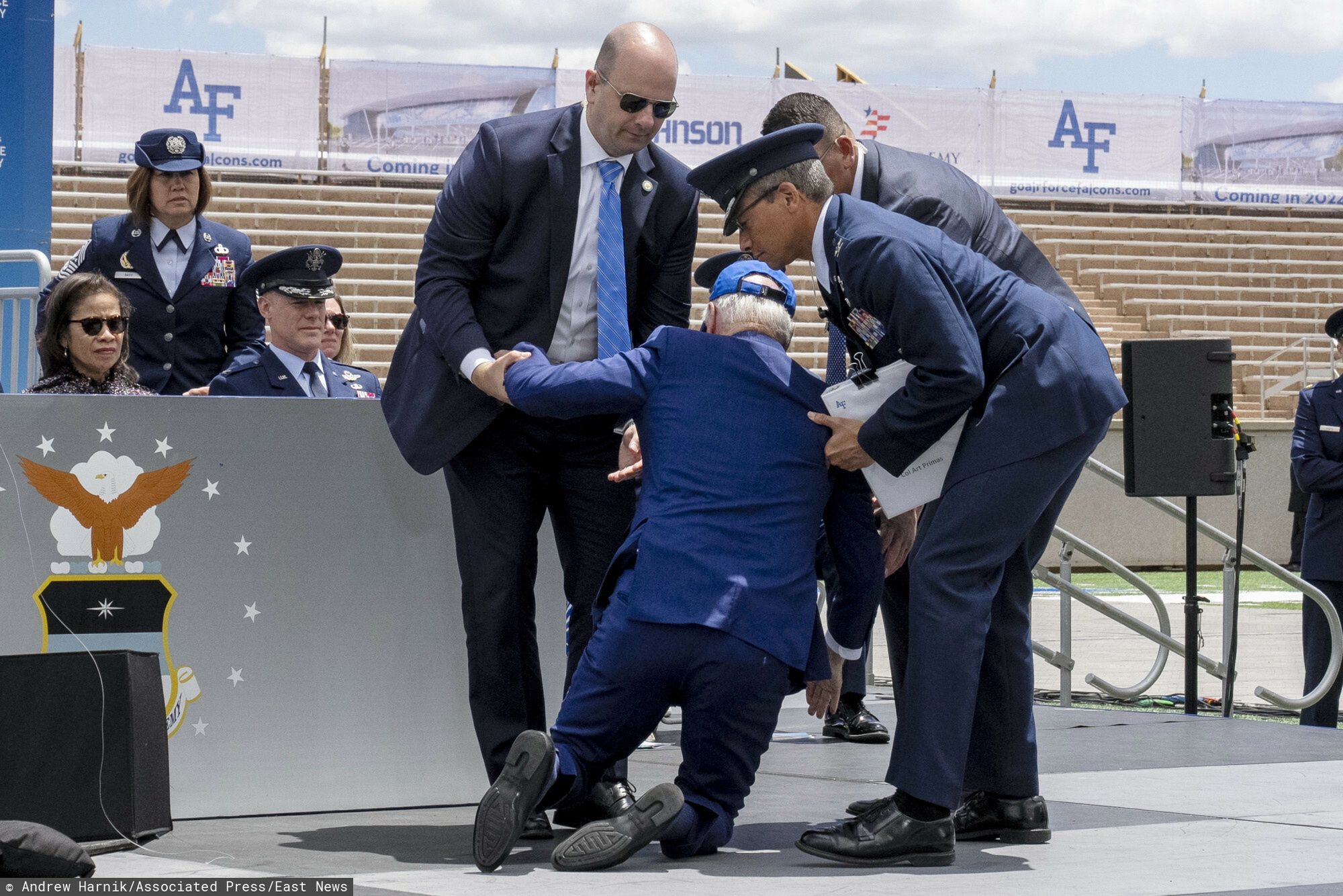 Joe Biden upadł na scenie