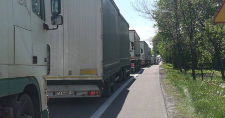 Wypadek w Obrokach. Ciężarówka z drewnem przewróciła się na bok