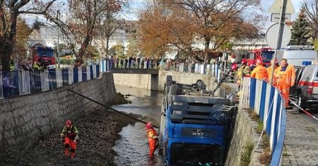 Wypadek w Strzegomiu. TIR z burakami wpadł do rzeki. Doszło do wycieku