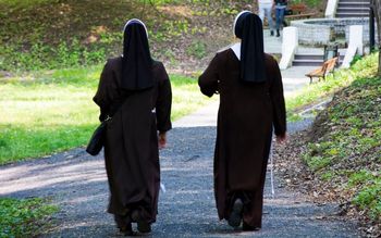 Zrzuciła habit po 18 latach. Wprost mówi o przemocy