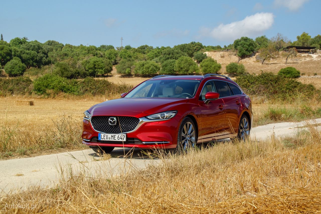 Mazda 6 po liftingu nie zmieniła się wiele z wyglądu. Ma teraz inny grill i zderzak.