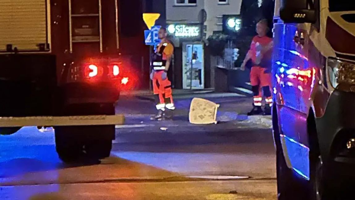 Mężczyzna wyrzucał przez okno garnki i krzesał. Rzucał czym popadnie, co miał pod ręką. 