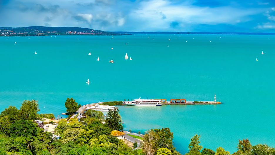 W słoneczne dni jezioro Balaton mieni się wszystkimi odcieniami turkusu